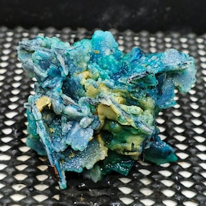 Surowy okaz Chrysocolla w kolorze miedziano-niebieskim – wystrój domu