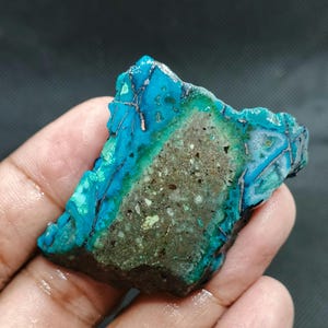 Peut inclure: Une pièce de turquoise brute de forme irrégulière, de couleur bleu-vert avec des veines noires. La turquoise a une texture brute et naturelle et est un bel exemple de cette pierre précieuse.