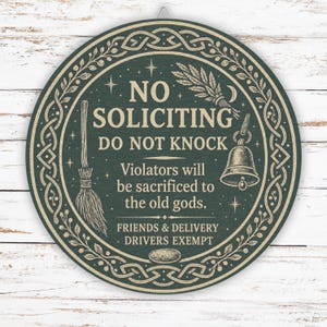 Könnte beinhalten: Ein rundes, dunkelgrünes Schild mit einem cremefarbenen keltischen Rand. Der Text lautet: NO SOLICITING DO NOT KNOCK Violators will be sacrificed to the old gods. FRIENDS & DELIVERY DRIVERS EXEMPT. Es zeigt Illustrationen eines Besens und einer Glocke.