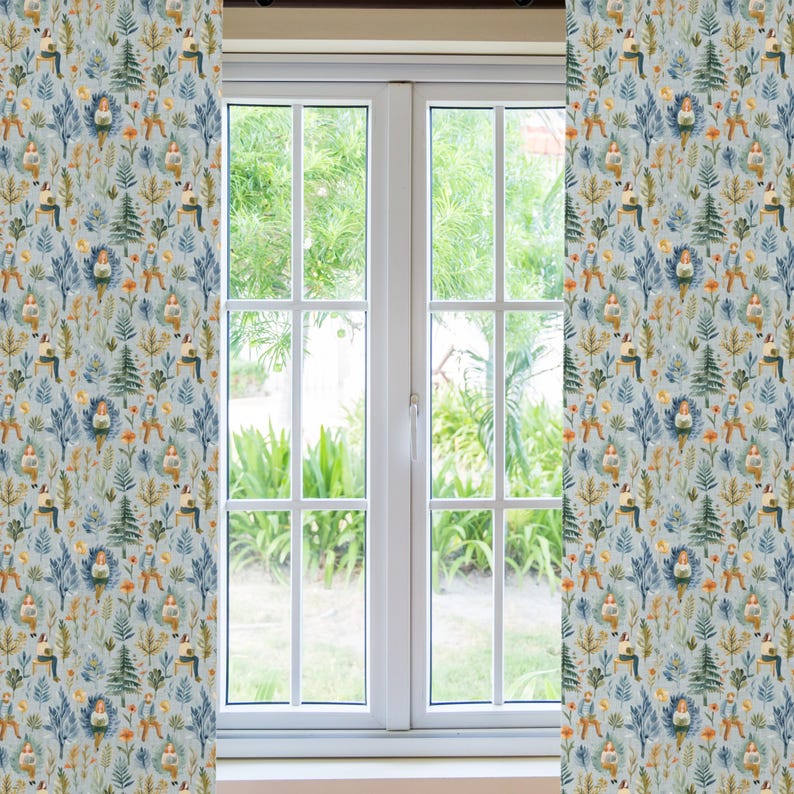 Puede incluir: Un par de cortinas azules con un patr&oacute;n repetitivo de personas sentadas en un bosque con &aacute;rboles, flores y p&aacute;jaros. Las cortinas est&aacute;n colgadas frente a una ventana con vista a un follaje verde.