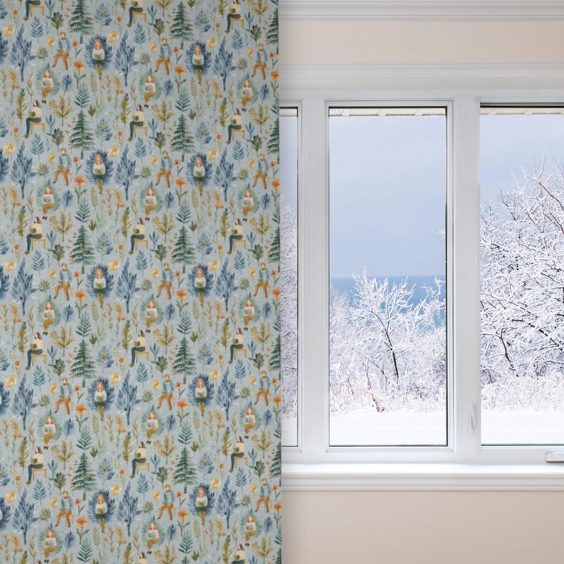 Puede incluir: Una cortina de patr&oacute;n azul y verde con un dise&ntilde;o repetitivo de personas sentadas en un bosque. La cortina est&aacute; colgada frente a una ventana con vista a un paisaje nevado.