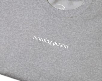 Morgen Person besticktes Sweatshirt | Gemütlicher Unisex Rundhalsausschnitt | Lustiges Geschenk | Alltagskomfort Tragen