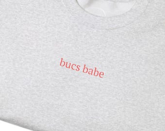 Bucs Babe Rundhalsausschnitt | Besticktes Tampa Football Sweatshirt