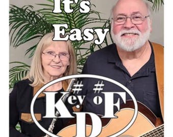 Può includere: Un uomo e una donna suonano musica insieme. L'uomo suona la chitarra e la donna suona il flauto. Il testo "It's Easy" è scritto in grandi lettere sopra di loro. Il testo "Key of D" è scritto in un cerchio con note musicali.