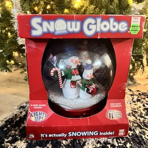 NIB 2005 Gemmy Animierte Weihnachtstischplatte 11 &quot;Schneekugel mit Musik und Lichtern