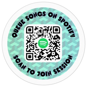 Può includere: Un adesivo circolare bianco con un motivo geometrico verde e blu. L'adesivo presenta un codice QR in bianco e nero con un logo Spotify verde al centro. Il testo attorno al codice QR recita "QUEUE SONGS ON SPOTIFY SCAN TO JOIN SESSION".