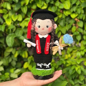 Bonita muñeca de graduación de crochet hecha a mano, regalo personalizado, recuerdo de graduación personalizado, regalo único de graduación, regalo de graduación universitaria