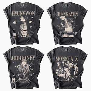 Puede incluir: Cuatro camisetas de color gris carbón con estampados gráficos de estilo vintage de los miembros de Monsta X. Cada camiseta muestra un nombre, Hyungwon, Changkyun, Joohoney o Monsta X, junto a motivos de estrellas, firmas y el logo.