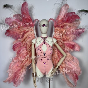 Aanpasbare handgemaakte roze sambakostuums met luxe engelenvleugels voor carnaval, shows en festiviteiten