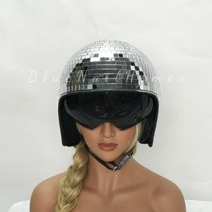 Casco da moto con sfera da discoteca in paillettes argento: accessorio per festival rave