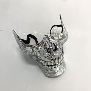 Máscara de calavera plateada brillante: bola de discoteca con dientes de cristal
