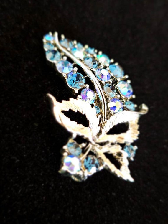 Vintage Lisner Silver Tone Aurora Borealis Brooch - image 9