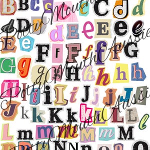 K&ouml;nnte beinhalten: Eine Sammlung bunter, ausgeschnittener Buchstaben des Alphabets in verschiedenen Schriftarten und Gr&ouml;&szlig;en. Die Buchstaben sind in zuf&auml;lliger Reihenfolge angeordnet, wobei sich einige &uuml;berlappen. Die Buchstaben befinden sich auf wei&szlig;em Hintergrund.