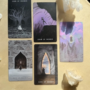 Może przedstawiać: Zestaw kart tarota z tytułami takimi jak "Four of Swords" i "Eight of Swords". Karty przedstawiają mroczne, mistyczne ilustracje postaci i krajobraz&oacute;w. Przezroczyste kryształy g&oacute;rskie są ułożone wok&oacute;ł kart.