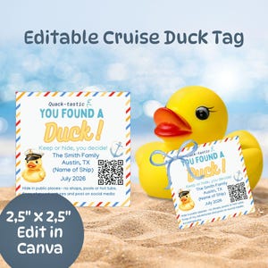 以下が含まれることがあります： 赤いクチバシとクルーズダックタグが付いた黄色のラバーダック。タグには「You Found a Duck！」とSmith Familyの情報とQRコードが記載されています。タグのサイズは6.35cm x 6.35cmです。