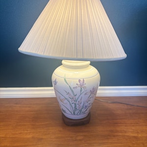 Vintage Floral Table Lamp