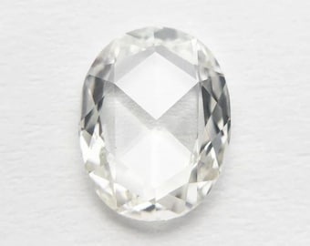 Könnte beinhalten: Ein klarer, ovaler, facettierter Diamant.
