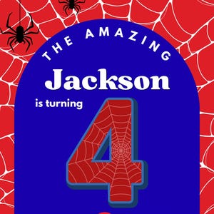 Op de afbeelding: Een verjaardagsuitnodigingskaart met een rode spinnenwebachtergrond en zwarte spinnen. Een blauwe boog bevat de tekst THE AMAZING Jackson is turning 4, waarbij het cijfer 4 is gevuld met een rood spinnenwebpatroon. Bevat tijdelijke aanduidingen voor datum, tijd en locatie.