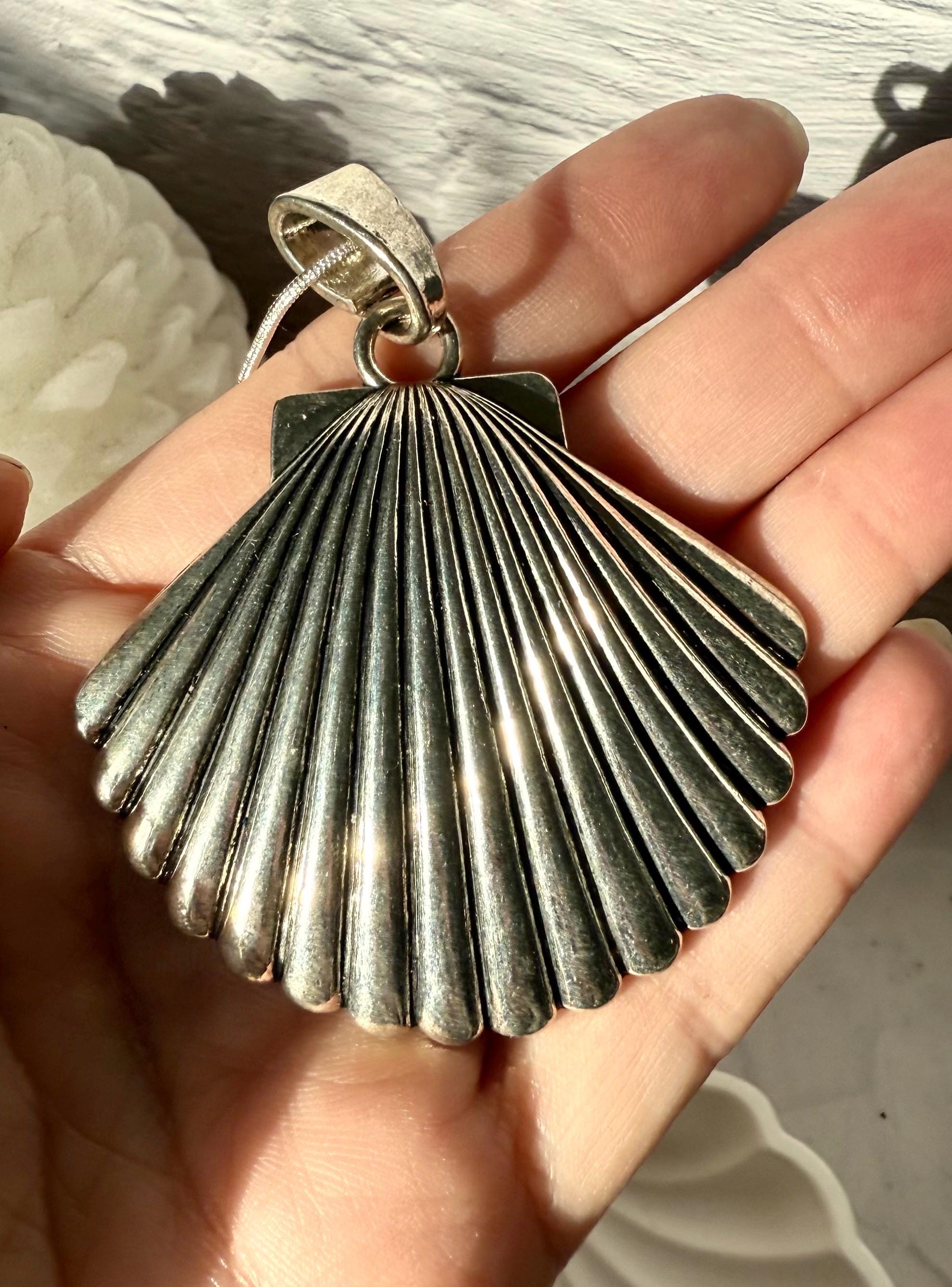 ネックレス・ペンダント Shell Necklace (Silver) Sterling Silver Shell Necklace, Clam Shell Pendant, Nature