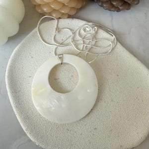 Mother of Pearl white Round Shell Pendant Silver Necklace