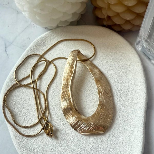 Collar con colgante texturizado de gota grande de oro