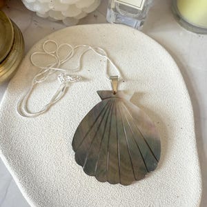 Natural Mother of Pearl Shell Shaped Pendant Silver Necklace