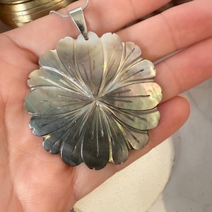 Mother of Pearl flower Shell Pendant Silver Necklace