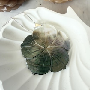 Mother of Pearl blossom flower Shell Pendant Silver Necklace