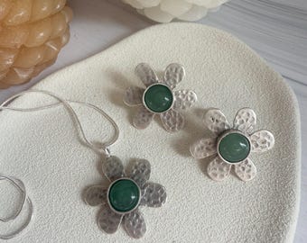 Halsband och örhänge med naturlig grön aventurin i silver med blomma