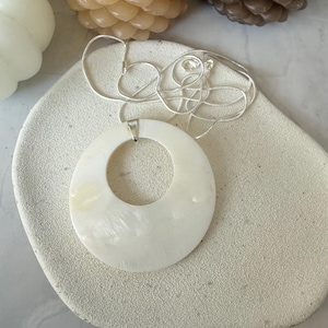 Mother of Pearl white Round Shell Pendant Silver Necklace