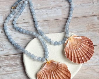 Collar de cuentas de aguamarina azul natural con colgante de concha de vieira natural.