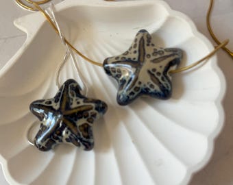 Collar con colgante de estrella de mar de cerámica azul profundo