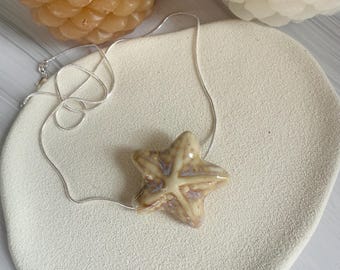 Collar con colgante de estrella de mar de cerámica en tono natural beige