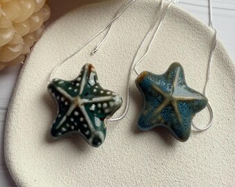 Collar con colgante de estrella de mar de cerámica en tono verde o azul