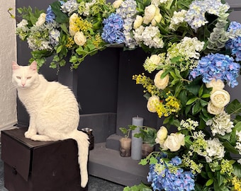 Guirlanda de hortênsias azuis para casamento, arranjo floral para lareira, arranjo floral grande para arco, decoração floral com rosas cor marfim, casamento artificial de luxo.