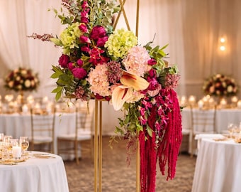 Suporte de arranjo floral de luxo, decoração de casamento em tons de vinho, instalação floral assimétrica, centro de mesa com hortênsias e peônias, flores para arco de casamento.