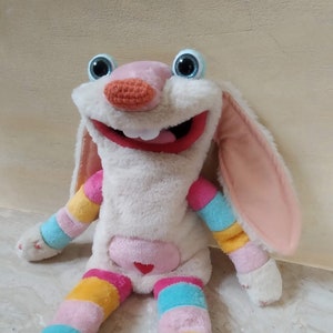 Kanin - helkropps handdocka.