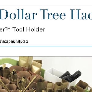 以下が含まれることがあります： 緑色のプラスチック製の容器に、カッター、パンチ、スタンプなど、さまざまな金属製のクラフトツールが入っています。容器には「Cutter™ Tool Holder - NatureScapes Studio」とラベルが貼られています。