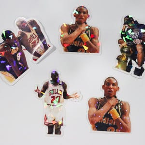 ICONIC NBA MOMENTS - 5 枚パック - プレミアム ホログラフィック透明/白ステッカー - 簡単に貼り付け可能 - ノートパソコン、車、窓などに。