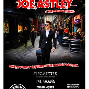 Puede incluir: Un cartel de concierto para Joe Astley & The Wallgate Band, que se presenta en The Cavern Club en Liverpool el 22 de enero de 2023. El cartel presenta una foto de Joe Astley caminando por una calle con una funda de guitarra en la mano. El cartel también incluye los nombres de los actos de apoyo: Flechettes, The Facades y Cobain Jones.