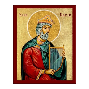 Pode incluir: Um ícone do Rei David, emoldurado em vermelho. A imagem apresenta um homem com uma coroa, segurando uma harpa. O fundo é dourado com as palavras "King David" em um padrão circular. O homem está vestindo uma túnica vermelha e uma capa verde.