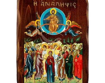 Pode incluir: Um ícone de madeira que representa a Ascensão de Jesus Cristo. O ícone apresenta uma representação colorida de Jesus ascendendo ao céu rodeado de anjos, com um grupo de discípulos abaixo. O ícone está inscrito com o texto grego "Η ἀνάληψις", que se traduz como "A Ascensão".
