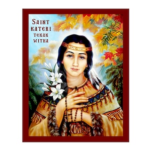 Puede incluir: Retrato enmarcado de Santa Kateri Tekakwitha. La imagen presenta a una mujer con cabello oscuro, que lleva una diadema y ropa tradicional. Sostiene lirios blancos y un rosario. El fondo incluye follaje otoñal y el texto "Saint Kateri Tekakwitha".
