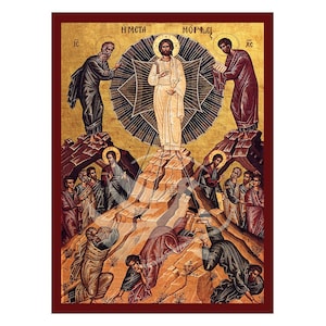 Puede incluir: Icono religioso que representa una escena con una figura central vestida con túnica blanca, rodeada por un halo dorado y flanqueada por figuras con túnicas oscuras. La imagen tiene un borde rojo oscuro.