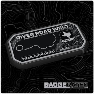 Könnte beinhalten: Schwarzes und weißes Abzeichen mit dem Text "RIVER ROAD WEST" und "BIG BEND NAT'L PARK - TERLINGUA, TX". Das Abzeichen zeigt auch eine Karte von Texas mit dem Wort "TEXAS" und dem Text "TRAIL EXPLORED" und "BADGERATED".