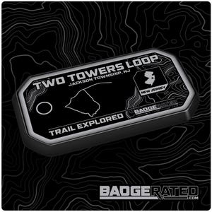Può includere: Un distintivo rettangolare nero e argento con la scritta "TWO TOWERS LOOP" e "TRAIL EXPLORED". Il distintivo presenta un contorno della mappa e il contorno dello stato del New Jersey. Il marchio "BADGERATED" è in basso.