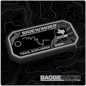 Può includere: Distintivo rettangolare nero con la scritta "SIDEWINDER" e "TRAIL EXPLORED". Il distintivo presenta una mappa del Texas e la scritta "MERUS ADVENTURE PARK • CLAUDE, TX". Il distintivo ha un design topografico e la scritta "BADGERATED.COM".