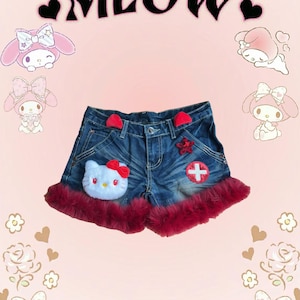 Süße Jeansshorts mit rotem Fellrand und Hello Kitty-Patch