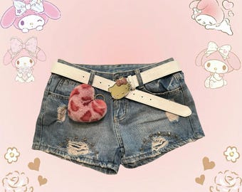 Zerschlissene Jeans-Shorts mit Herz und Gürtel