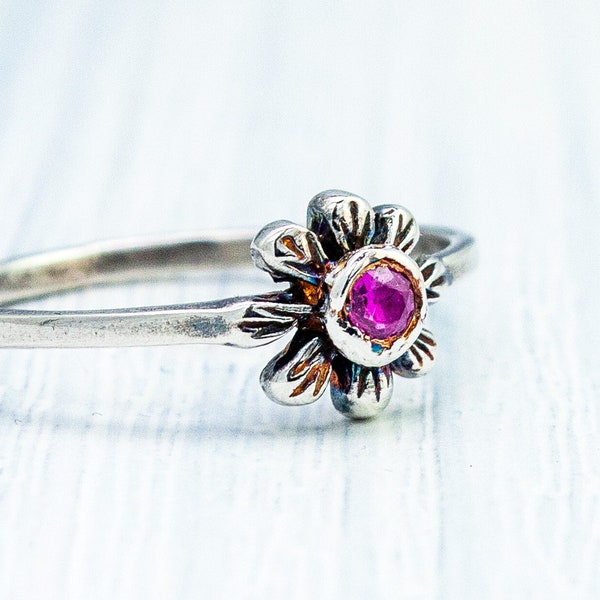 Silver Daisy Ring with Garnet, April Birth Flower Jewelry, Sterling Silver & Rhodolite Garnet, January Birthstone Jewelry for Her, Size 8